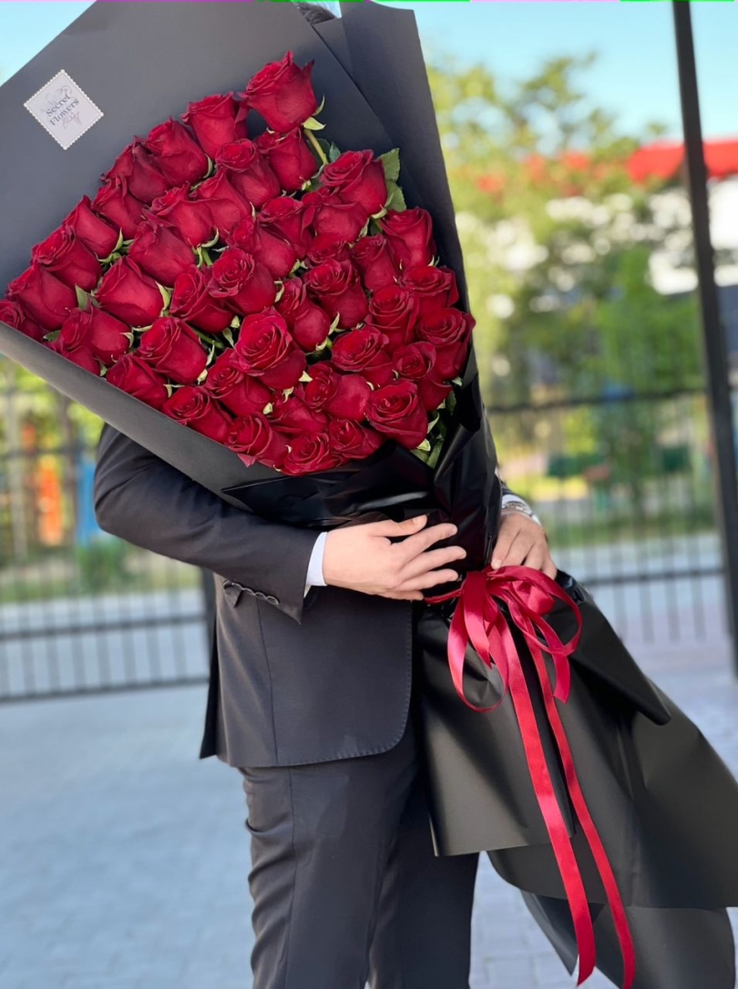 Buchet din 51 trandafiri  Roșii 1m aranjați crescător 